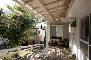Rõdu või terrass majutusasutuses ペット可 撮影商用利用可 The Cabin Ashina 富士山と海を望むヴィンテージ平屋一棟貸し南葉山