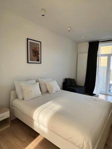 ブリュッセルにあるBora Apartmentの窓のある部屋にある大きな白いベッド