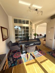 Χώρος καθιστικού στο Big Apartment With Garden