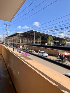 Un coche está aparcado al costado de una carretera en Romish Luxury Homes, en Nairobi