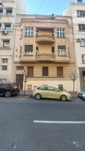 Un coche amarillo estacionado frente a un edificio en Center Point apartment, en Belgrado