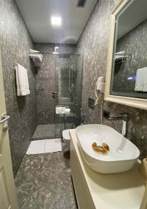 Koupelna v ubytování Le prince Rooms + 35 fotografií