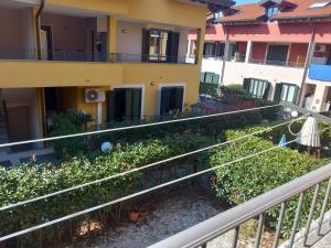 un balcone di un edificio con piante e fiori di Salcasavacanze a Castelletto sopra Ticino
