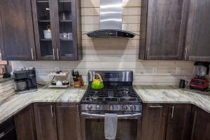 Køkken eller tekøkken på Central Location, Hot tub, Digital Game Table + 53 billeder