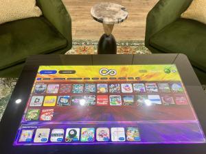 une table avec un jeu vidéo en haut dans l'établissement Central Location, Hot tub, Digital Game Table, à Normal