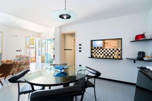 Kuchyň nebo kuchyňský kout v ubytování Intera casa ad uso esclusivo con 3 camere 2 bagni giardino wifi parcheggio lavatrice microonde barbecue macchina caffè