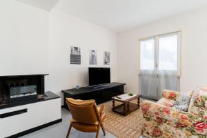 TV a/nebo společenská místnost v ubytování Intera casa ad uso esclusivo con 3 camere 2 bagni giardino wifi parcheggio lavatrice microonde barbecue macchina caffè