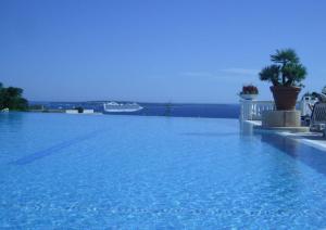 Swimmingpoolen hos eller tæt på Holiday Paradise