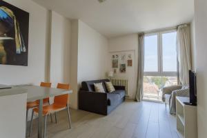 a living room with a couch and a table and a couch at Yourbanflat Eremitani in Padova