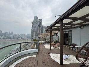 - Balcón de un edificio con vistas a la ciudad en Chongqing Liangjiang Yunshangjiangjing B&B, en Chongqing