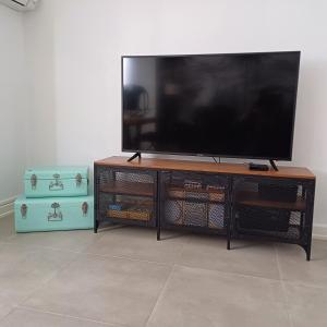 Μια τηλεόραση ή/και κέντρο ψυχαγωγίας στο Appartement de charme proche de Colmar