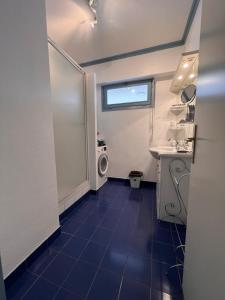 a bathroom with a sink and a washing machine at Duplex en plein centre, 3min plage in Deauville +36 photos