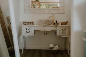 a bathroom with a sink and a mirror at Casa Castilho in Casais