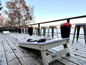 Μπαλκόνι ή βεράντα στο Lakefront, Water toys, Hot Tub, Swim and Boat Dock