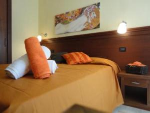 a bedroom with a bed with two stuffed animals on it at Hotel Arimannia in Caramanico Terme