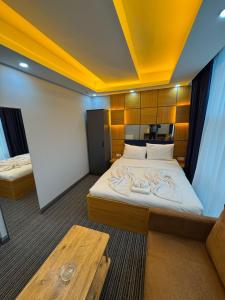 een slaapkamer met een groot bed en een geel plafond bij Premium Palace in Istanbul