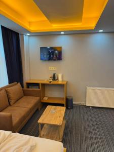 een woonkamer met een bank en een tafel bij Premium Palace in Istanbul