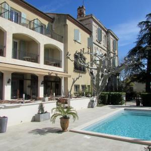 een huis met een zwembad voor een gebouw bij Le Castelet des Alpilles in Saint-Rémy-de-Provence