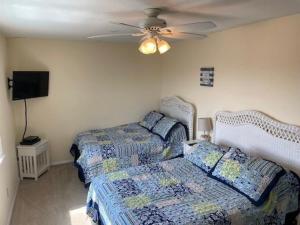 Postel nebo postele na pokoji v ubytování Pirate's Den