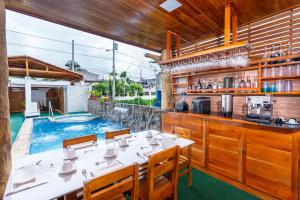 Bazén v ubytování EXCLUSIVE CONDO GALAPAGOS and BEYOND 1 nebo v jeho okolí