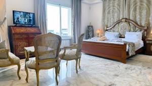 Vuode tai vuoteita majoituspaikassa L'Orchidée - Suites de Luxe avec Piscine Chauffée et Vue sur le Lac de Tunis