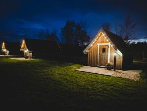 福里斯Macbeth's Hillock的夜晚在院子里边的小棚子上灯火通明