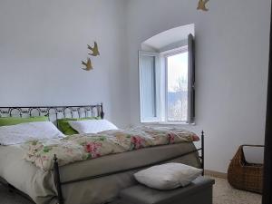 a bedroom with two beds and a window at Casa al Vantaggio in Orvieto