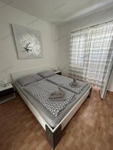 Postel nebo postele na pokoji v ubytování Valerie Apartman