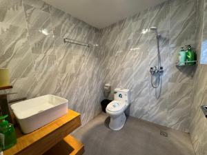 A bathroom at 重庆两江云之上江景民宿意 Még 37 kép