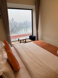 A bed or beds in a room at 重庆两江云之上江景民宿意