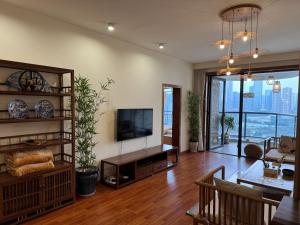A television and/or entertainment centre at 重庆两江云之上江景民宿意