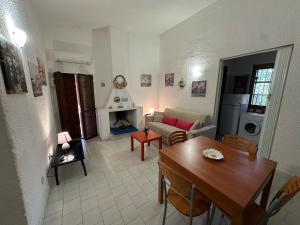 a living room with a table and a couch at Villetta il caminetto in Geremèas