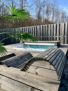 Bazén v ubytování Loft de prestige au pied du circuit nebo v jeho okolí