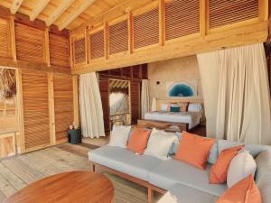 Posezení v ubytování Casa de Mayo A Luxury Escape in Mermejita Beach