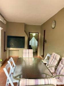Un comedor con una mesa y sillas y un sofá. en 21 Maluti Avenue, Paulshof, Sandton, en Sandton
