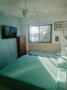 マンガラチバにあるPorto Real Resortの大きなベッドと窓のある寝室