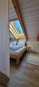 ビショフスヴィーゼンにあるFerienwohnung am Bachの窓のある部屋のベッド