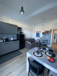 Una cocina y una sala de estar con una mesa y un sofá. en Come a casa - Just like at home Milano, en Milán