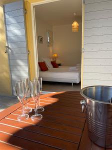 Tres copas de vino sobre una mesa en una habitación. en Villa Verdi, en Montauroux 54 fotos más