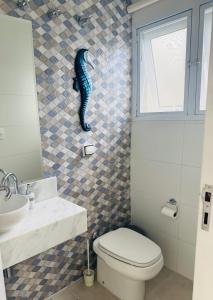 a bathroom with a seahorse on the wall at Casa na Linda Praia de Paúba! Condomínio Tranquilo - 150 metros do Mar!!! in São Sebastião