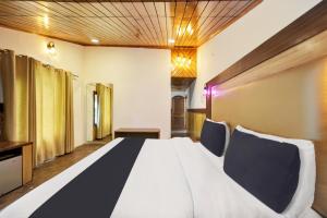 a bedroom with a large bed with two chairs at Hotel O Hilton Resorts and Spa in Baragrān +61 photos