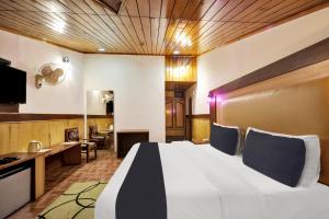 a hotel room with a large bed and a desk at Hotel O Hilton Resorts and Spa in Baragrān