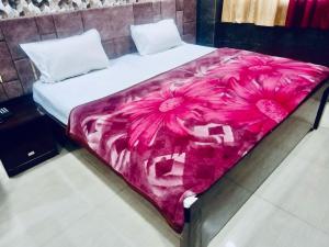Hotel VISHAL PALACE客房内的一张或多张床位