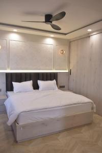 斋浦尔Penthouse in Jaipur by The Sanctum的带床和吊扇的卧室