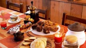 una mesa de madera con un plato de comida. en Affittacamere Il Contadino, en Aosta