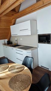 Kuchyň nebo kuchyňský kout v ubytování Apartmán NIKI Apollon Resort Lednice