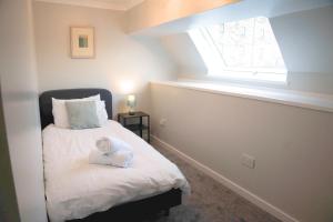 Una cama o camas en una habitación de The Stables - Fabulous stylish flat in Merchant City & Free Secure Parking
