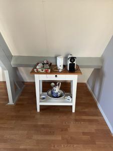 a small white table with a plate on it at Bed en Breakfast 1394 in Nederhorst den Berg
