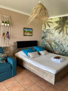 Rúm í herbergi á Couleur Caraïbes-Ti rêve appartement vue mer pierre&vacances