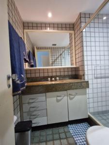 マンガラチバにあるPorto Real Resortの洗面台と鏡のあるバスルーム